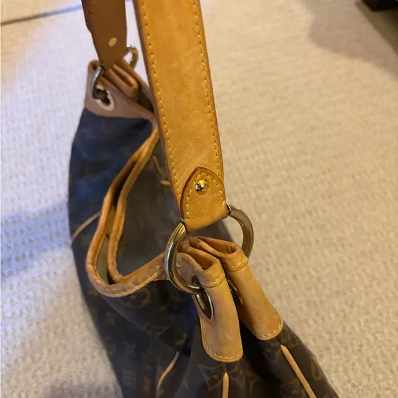 Louis Vuitton Galliera PM monogram shoulder bag. - Picture 6 of 13
